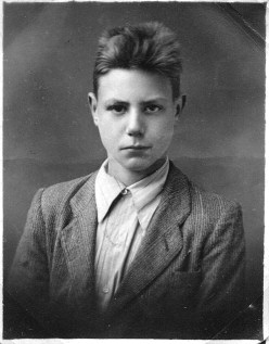 Фотография на паспорт в 1946 году в праздничной одежде. Мне тогда было 16.