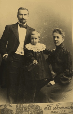 Александр Александрович Вадон с женой и дочерью Татьяной, 1903 г.