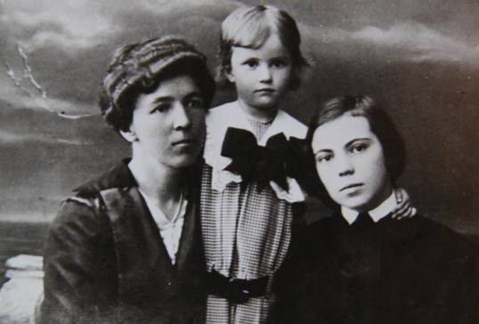 Бабушка с дочерям Ириной и Татьяной