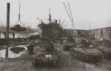 Разгрузка конвоя PQ-2 (репродукция из книги «Arctic convoys» Ричарда Вудмана, Лондон, 2000)