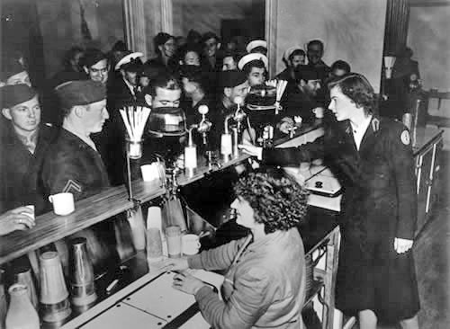 Американские военнослужащие в кафе-молочной