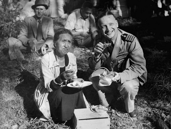 Американский офицер и старейшина племени Тайнуй