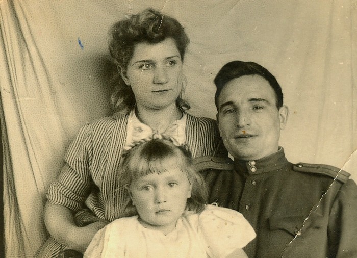 Николай Иванович с женой Верой Трофимовной и дочерью Светланой, 1946 г.