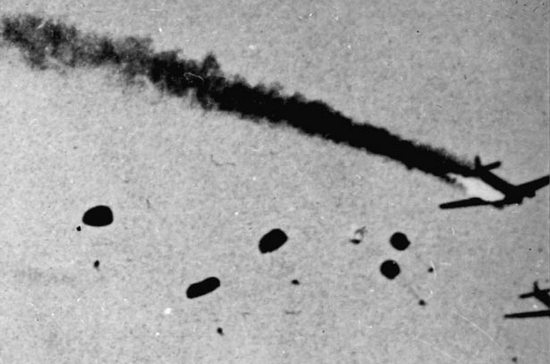 Немецкие парашютисты над Критом.