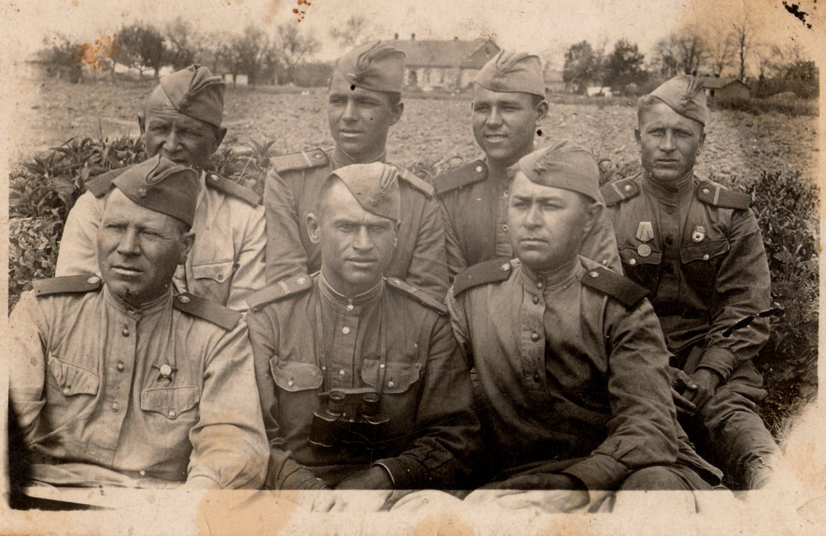 «Посылаю фотокарточку с фронта отечественной войны с Крыма на долгую память родителям от сына Андрея. 11/V-1944» - На фотографии семь человек, посередине – прадед. Все лица солдат умудрены военным опытом. Интересно, как судьба распорядилась их жизнями, по каким далям раскидала?