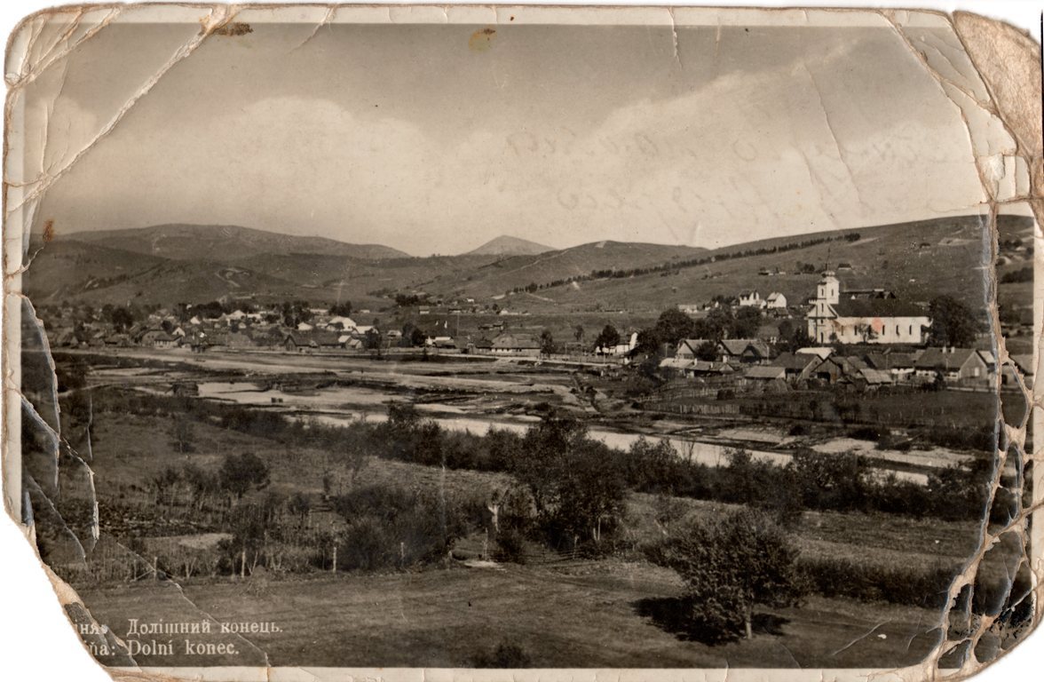 «На долгую и светлую память другу Андрею от Кости в честь нашей случайной встречи в дни Великой Отечественной войны. 1944 год» - Открытка с фотографией небольшого города в Ивано-Франковской области в Украине. Скорее всего, прадед встретился со своим другом именно там, поэтому город и изображен на открытке.