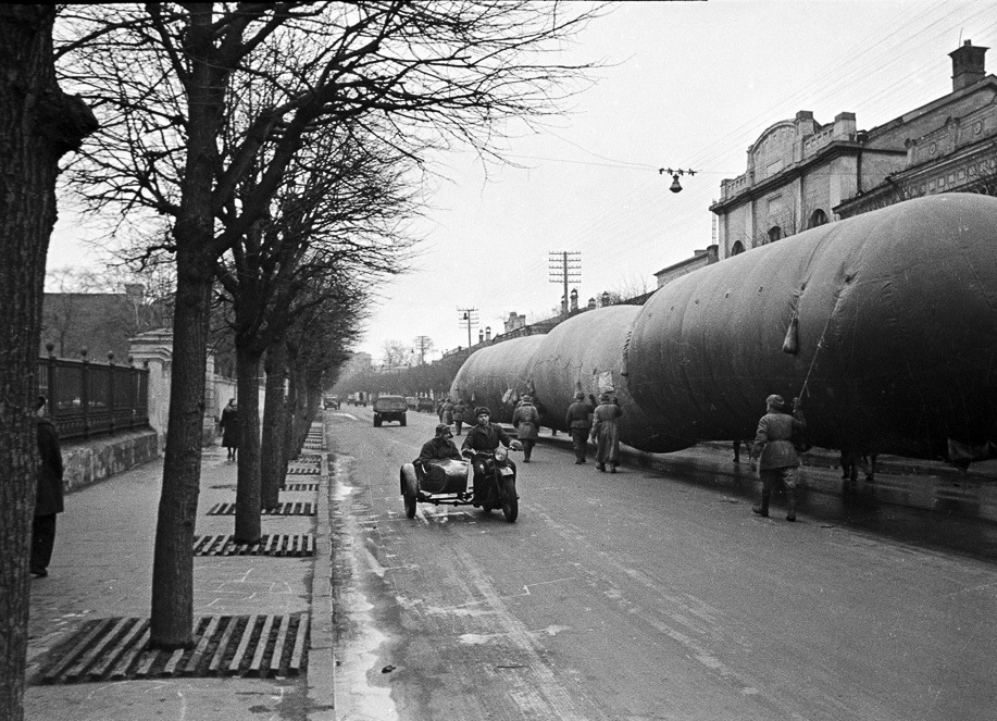 Аэростаты воздушного заграждения на московской улице