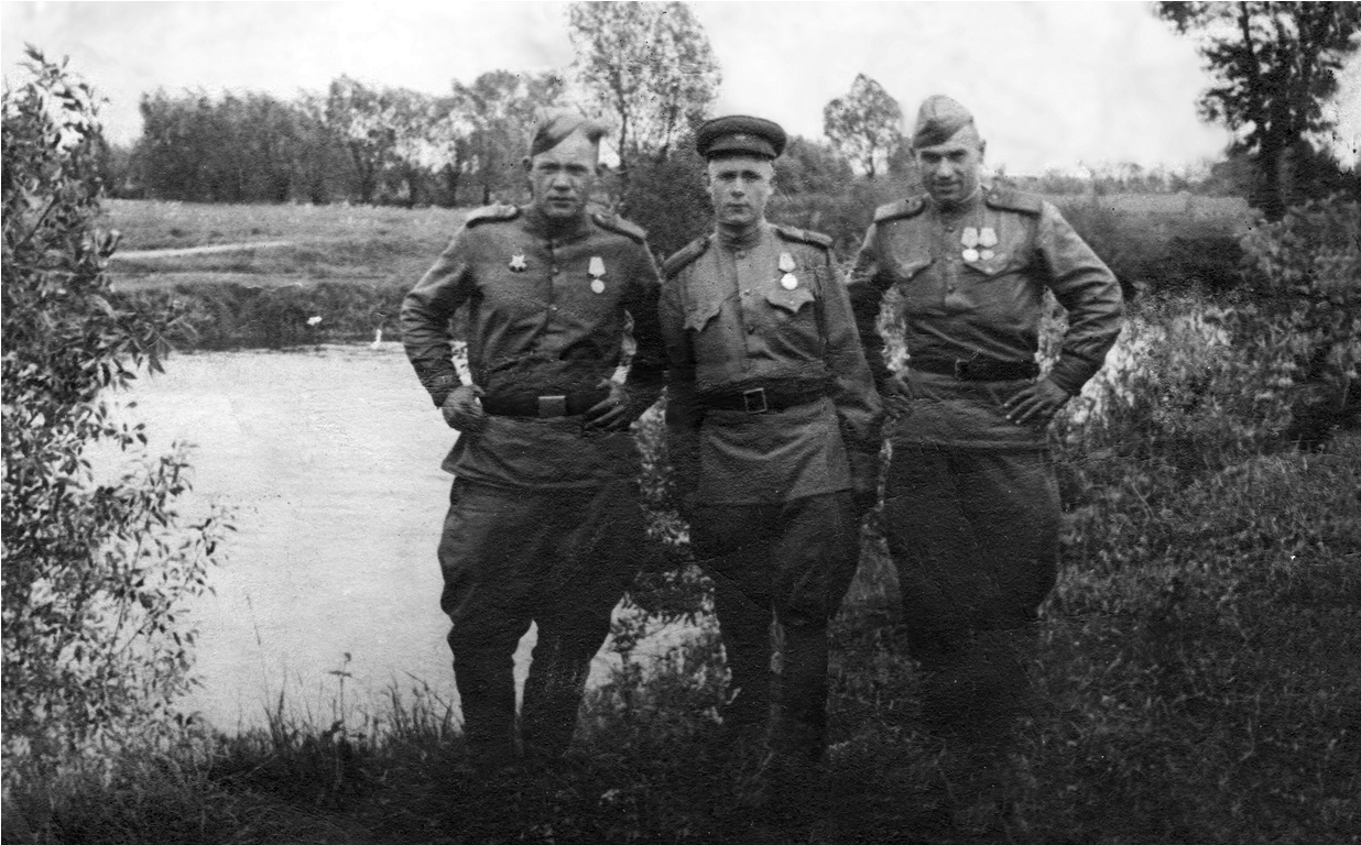 «На добрую память родным от сына Андрюши в дни окончания войны над немецкими захватчиками. Чехия, река Эльба. Прошу хранить. 2/VI.1945 г.» - Три товарища стоят на берегу реки. Война уже почти закончилась, еще чуть-чуть – и отвоевали.