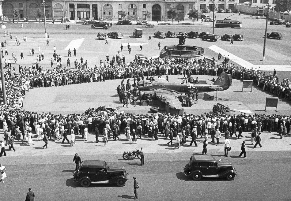 Сбитые немецкие самолёты выставлены на площади Свердлова.