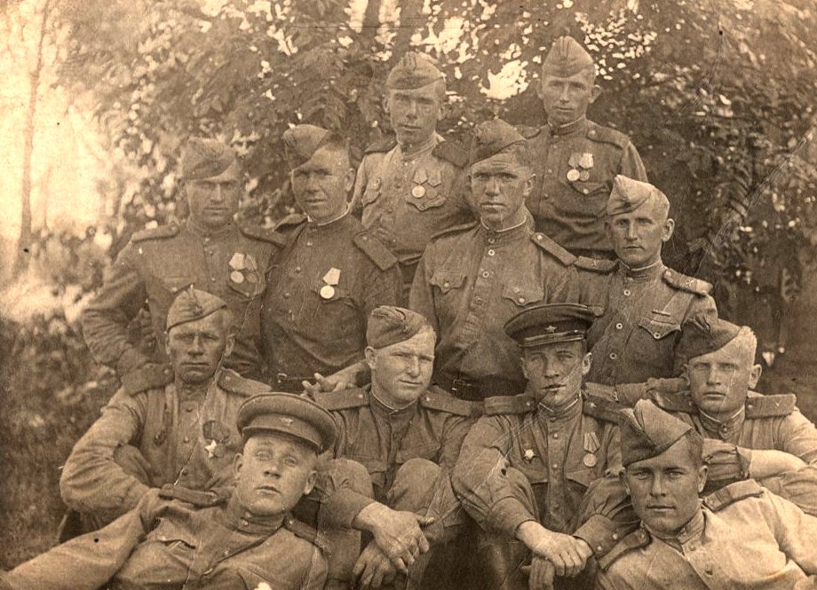 «Осталась только одна память своих фронтовых друзей. На реке Эльбе в дни окончания войны. Пусть эта память хранится в моей груди. Только вспомнишь, и сердце хрипло сжимается. 13.11.45» - Так подписал фотографию кто-то из прадедовых однополчан. Я думаю, что фронтовая дружба самая крепкая. И если людей водой не разольешь после всего того, что они пережили вместе, то можно только представить, через что солдаты проходят рука об руку.