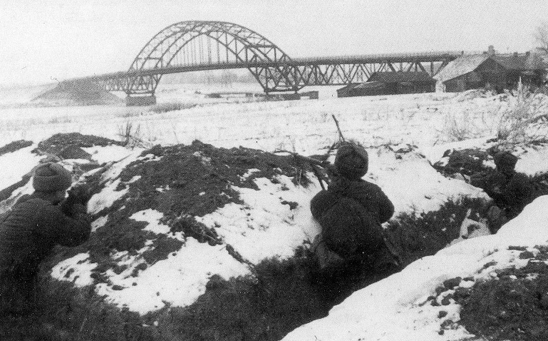 Окопы у моста Ленинградского шоссе, окраина Москвы.