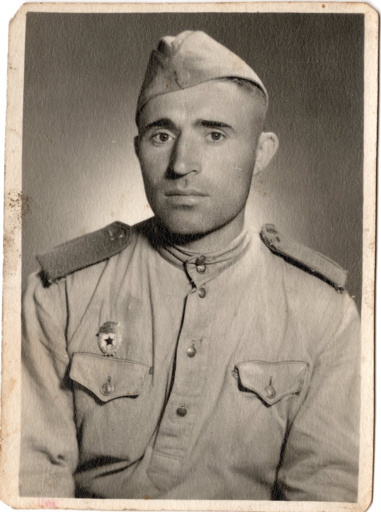 «На память тете Кате. Клаве и Васе от племянника и брата М.Я. Соловьева. С Болгарии. Фото – город Варна» - Двоюродный прадед смотрит с фотографии грустными и усталыми глазами. Он утомился на войне и многое пережил.