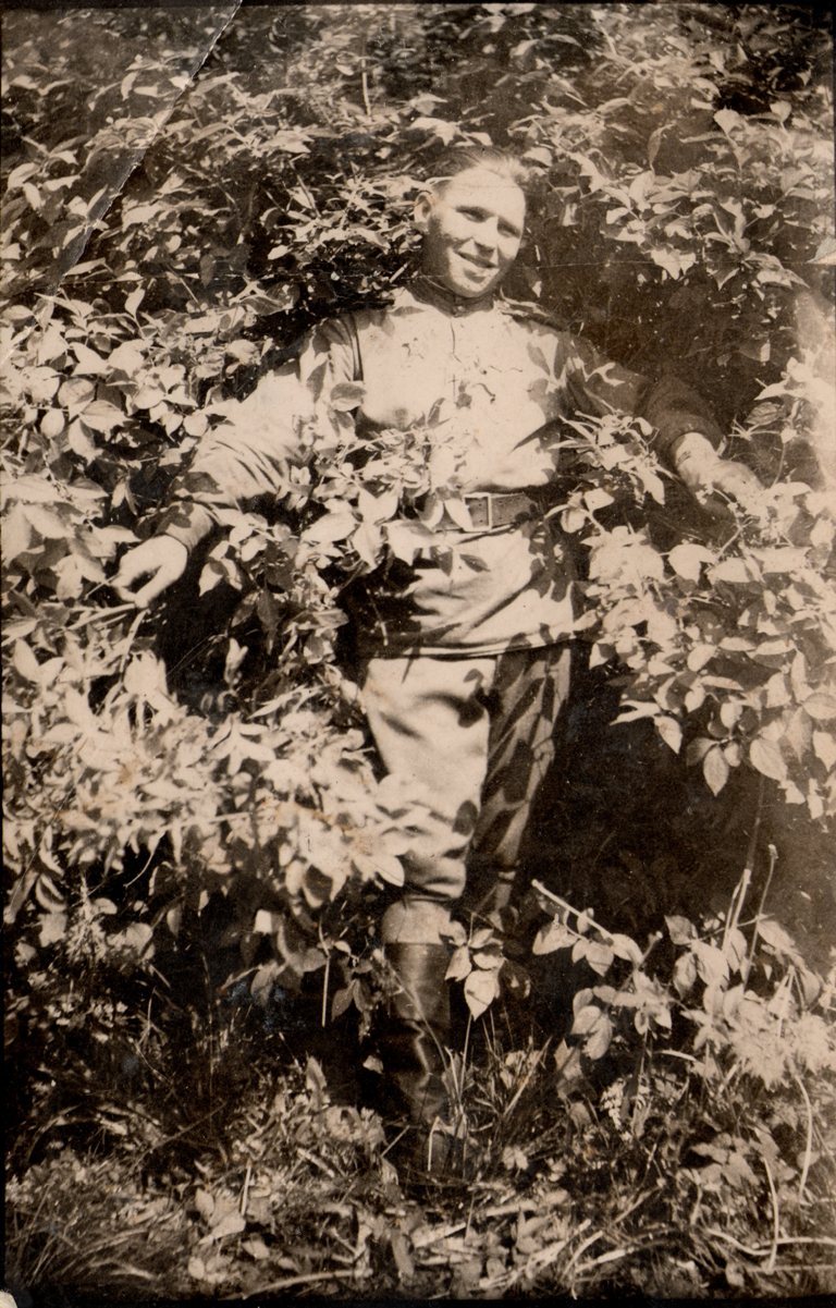 «На память сестре Клавдии Ивановне от брата Павла. Фото сделано 9-V-1945. Город Грайфсвальд, Германия» - Надо же, двоюродный прадед прислал прабабушке фотографию, сделанную в День Победы! Наверное, поэтому у него такое счастливое и спокойное лицо. Отвоевал свое, защитил Родину.