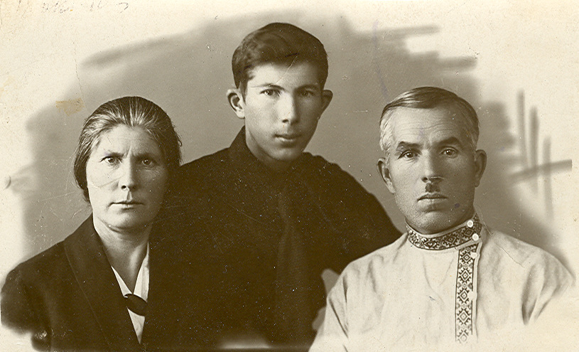 18 октября сфотографировался с родителями на память