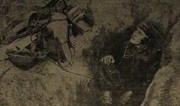 В узкой траншее телеграфист Корпуса войск ждет радиограмму из штаба. Снимок сделан на Итальянском фронте.