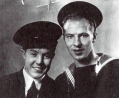 Эрик (справа) перед отправлением из Архангельска.