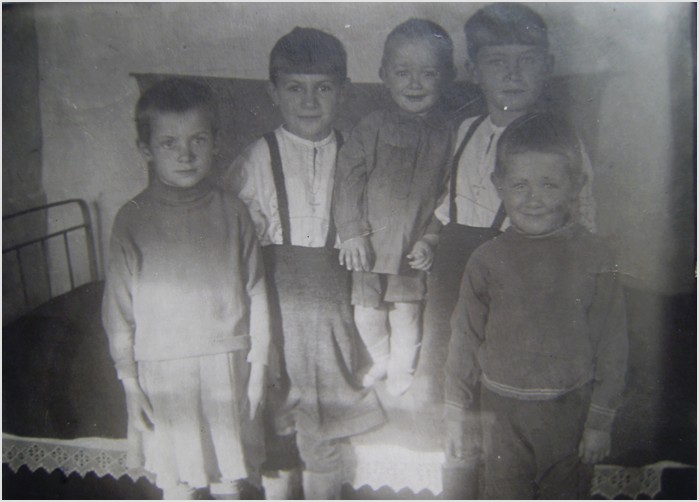 Снимок сделан 10. 02. 1944. На нем слева направо: Маша, Галя (племянница Филиппа, дочь его сестры Стюры), Евгений, Инна и Влад.