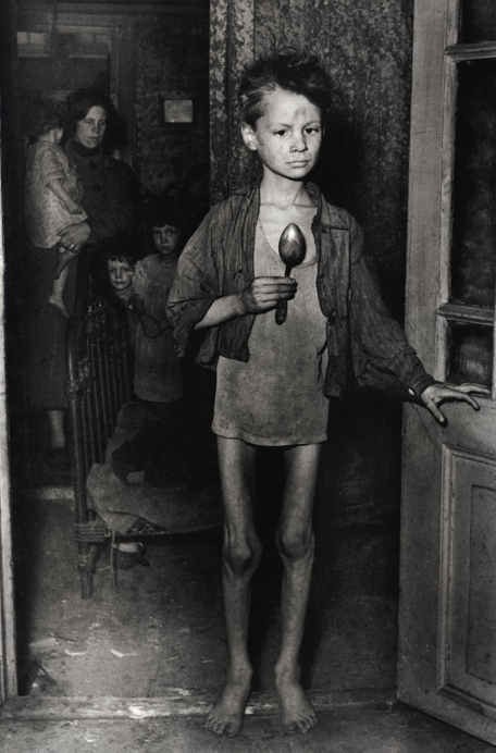 Мальчик во время голодной зимы. Ротердам 1944.