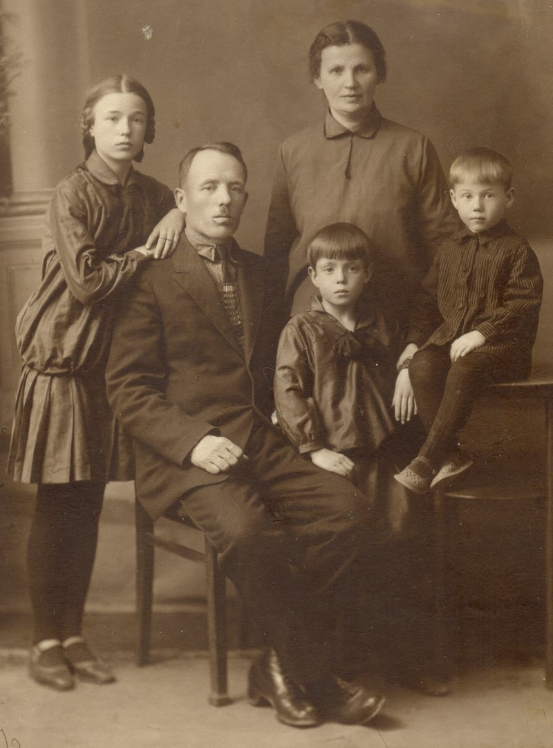 Семья Левандовских. Дети (слева направо): Казимира, Янина, Бронислав. Фотография ок. 1932 г.