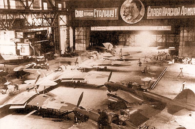 Сборочный цех авиационного завода в Куйбышеве во время войны.