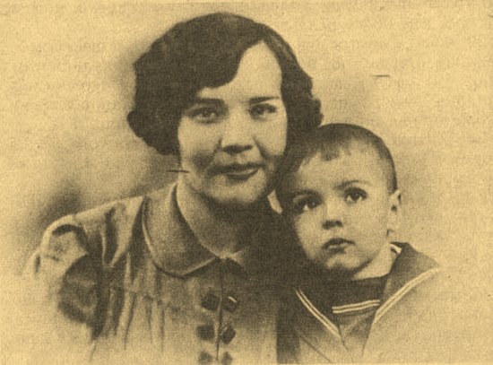 Л.Г. Охапкина с сыном Толей.