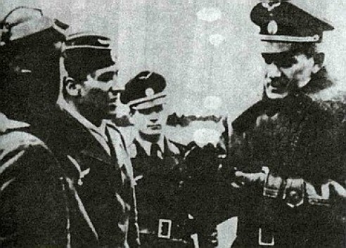 2. Командующий ВВС РОА генерал-майор В.И. Мальцев беседует с подчиненными. Германия. Зима 1944-45 гг.