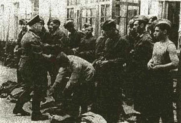 4. Новые добровольцы РОА получают униформу. Симферополь. Лето 1944 г.