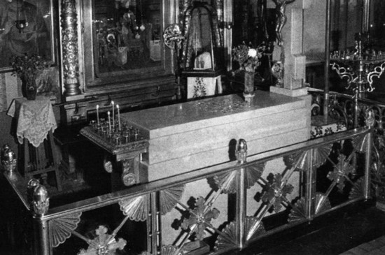Гробница патриарха Московского и всея Руси Сергия (Страгородского) в Елоховском соборе Москвы