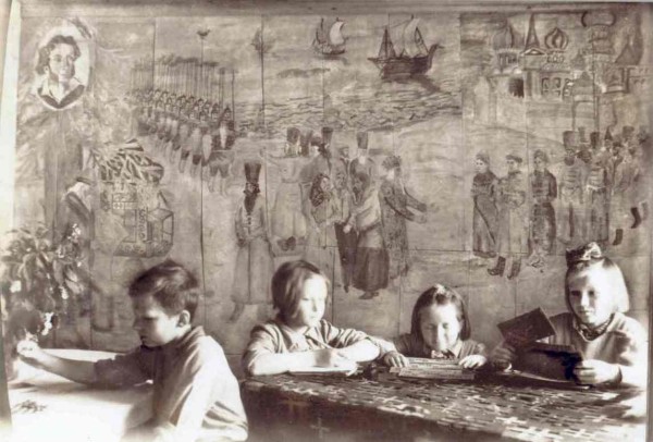 Ленинградский детский дом в деревне Угоры. Стены расписаны Львом Разумовским в 1942 году по мотивам сказок Пушкина. Фотография конца войны.