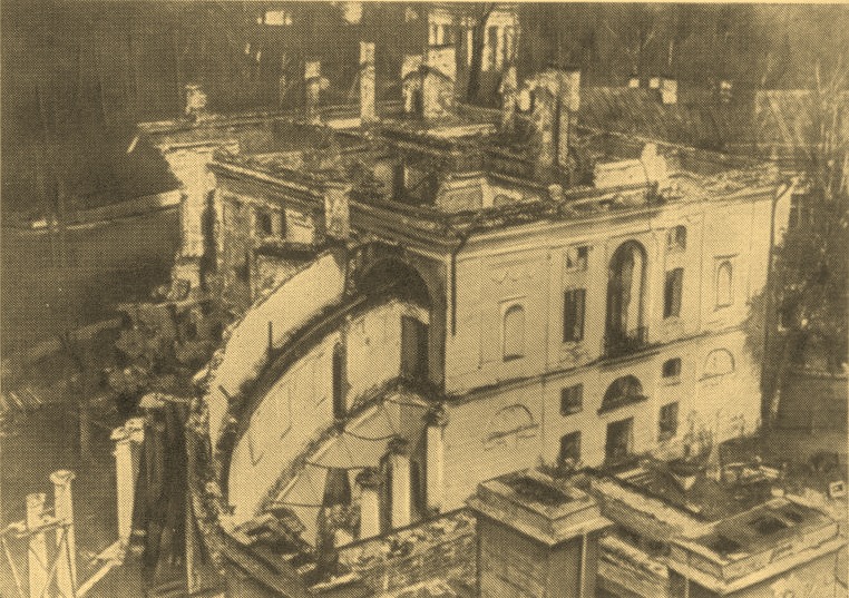 Разрушенный Павловский дворец. 1944 г.