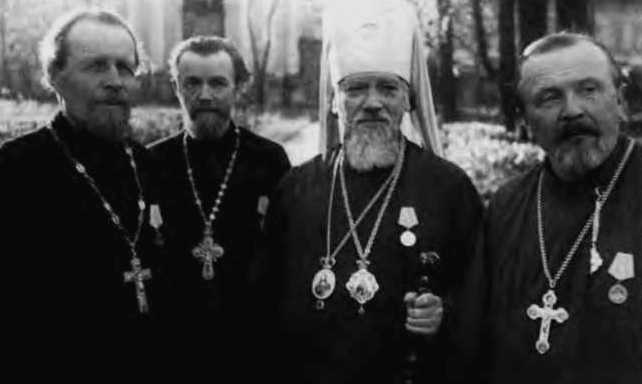 Группа священнослужителей, награжденных медалью «За оборону Ленинграда» (слева направо): протоиерей Михаил Славницкий, протоиерей Владимир Дубровицкий, митрополит Ленинградский и Новгородский Алексий и протоиерей Николай Ломакин 15 октября, 1943