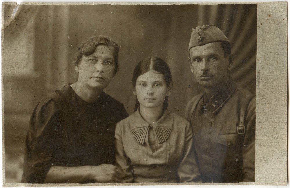 Ира Григорьева с мамой и папой. Фото 1940 года.