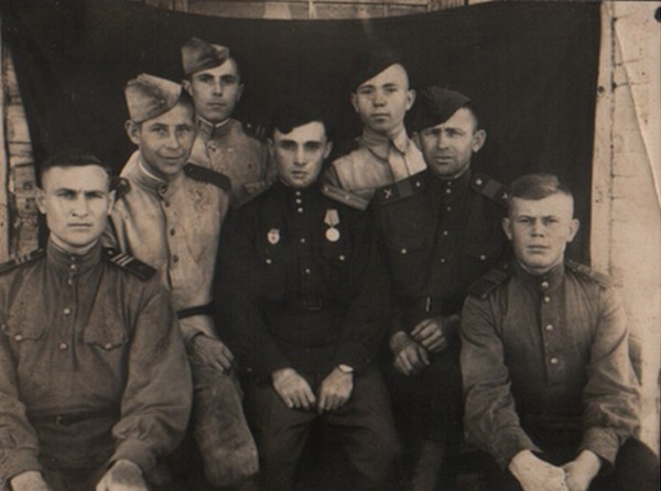 Сержантский состав 3-ей команды 12 ТРБ (з-д 105 НКБ): 1-ый ряд: (слева направо) В.Жерноклюев, Е.Иванов, 2-ой ряд - В.Гуляев, гв. ст. л-нт Я.Ляховецкий, А.Павлов; 3-ий ряд - В.Корякин, И.Сутормин. Сормово, 1945 г.