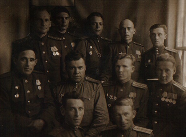 Группа офицеров 12-ой ТРБ. 1-ый ряд: (слева направо) гв. л-нт. Лейбельман, гв. ст. л-нт В.Сысоев, 2-ой ряд: гв. м-р Аллояров, гв. м-р Демьяненко, гв. м-р Михайлов, гв. капитан Васильев, 3-ий ряд: гв. к-н Григорьевский, гв.к-н Сыров, гв. л-нт Антонов, гв. к-н Соболев, гв. ст. л-нт Я. Ляховецкий. Сормово, 1945 г.