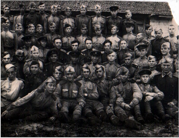 Снимок на память (июль 1945 г.) Вместе с сержантами и рядовым составом 3-ей команды 12 ТРБ, В центре: (3-ий ряд справа налево): гв. старшина Купряшов, ст. л-нт Шрейтер, гв. л-нт Н.Антонов, гв. ст л-нт Я.Ляховецкий