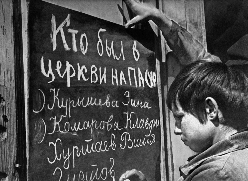 Школьники-безбожники наносят на доску фамилий людей, пришедших в церковь на Пасху. Саратовская область, 1928 год. ТАСС