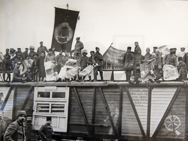 Сотрудники агитационно-инструкторского поезда им. Ленина на крыше вагона. 1920 г.