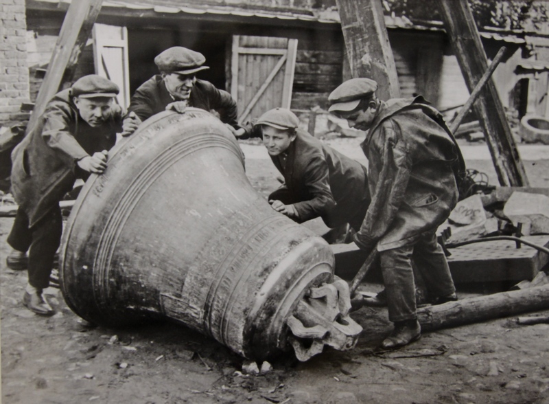 Снятие церковных колоколов перед отправкой на металлургический завод. 1925 г.