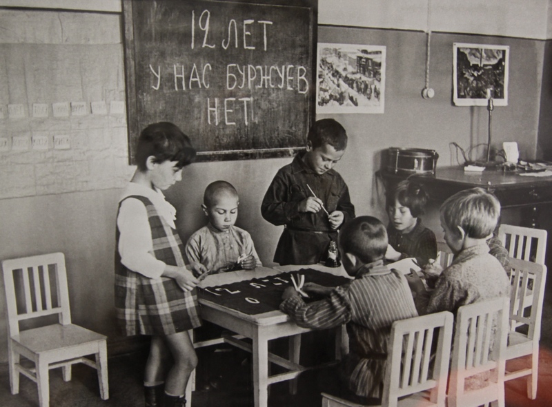 В московском детском саду рисуют плакат к празднованию 12-ой годовщины Октябрьской революции. 1929 г.