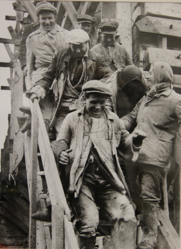 Комсомольцы-бетонщики после рабочей смены на плотине Днепростроя. Запорожье, 1932 г.