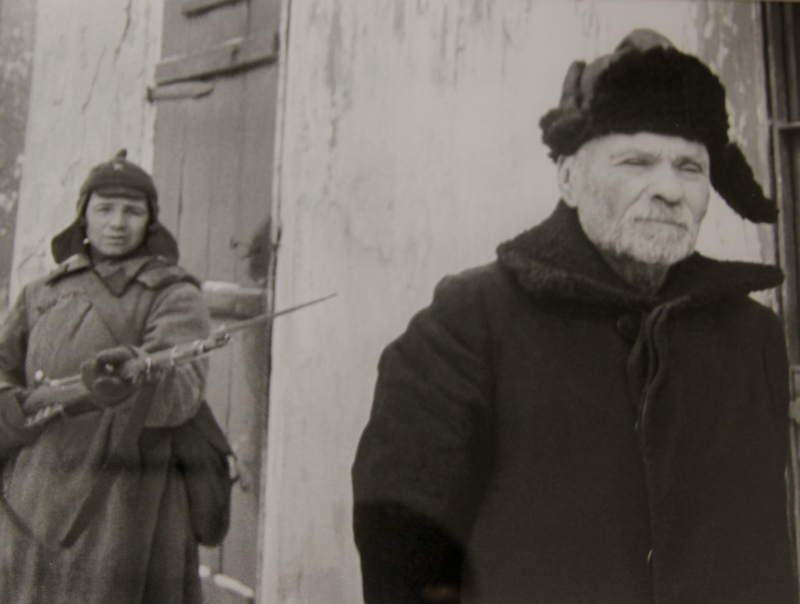 Красноармеец ведет на допрос предателя Токарева, служившего при немцах бургомистром, 1942 г.