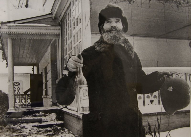 И.В. Егоров, бывший кучер Л.Н. Толстого, выносит из освобожденного дома писателя в Ясной Поляне бутылку шнапса и каску, оставшиеся после немецких солдат. 1941 г.