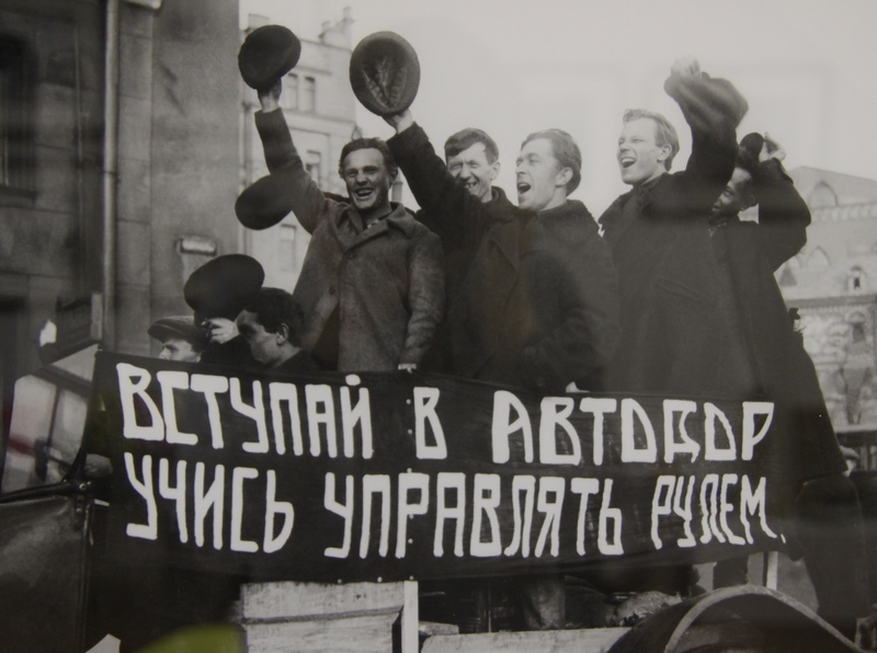 Бригада рабочих московского завода "Красный пролетарий" оправляется на посевную кампанию. 1930 г.