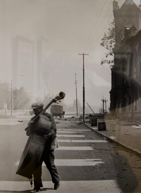 Музыкант на одной из улиц Сталинграда, 1942 г.