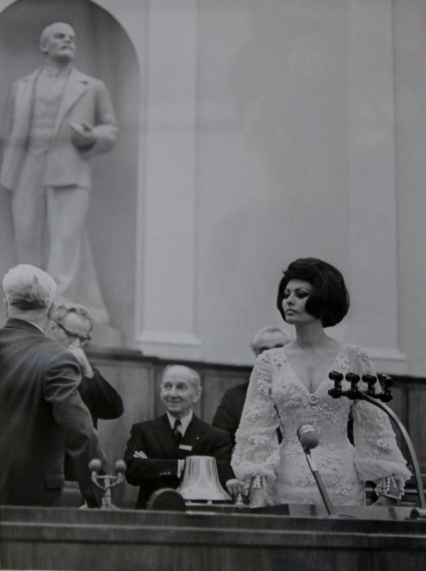 Итальянская киноактриса Софи Лорен в зале заседаний Верховного Совета СССР, Москва 1965 г.