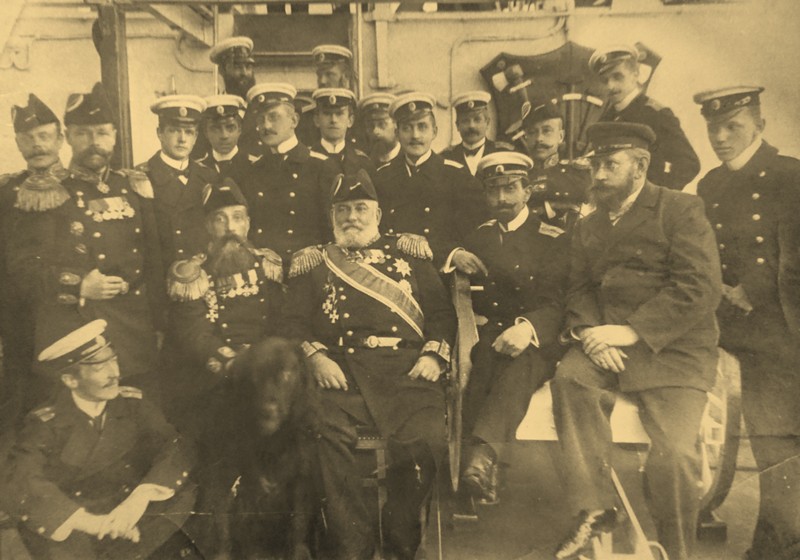 На палубе крейсера «Аскольд». Фотография 1902 г. П.П. Киткин во 2-м ряду пятый слева (с усами, в пенсне); под ним левее сидит капитан крейсера капитан 1 ранга Н.К. Рейценштейн; за П.П. Киткиным левее, в 3-м ряду, стоит заведующий опытовым бассейном, будущий академик и Герой Социалистического Труда А.Н. Крылов (с чёрной бородой).