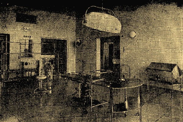 Одна из операционных больницы имени Королевы Елизаветы (Бирмингам). На снимке — осветительная арматура, аппараты для диатермии и прижигания.