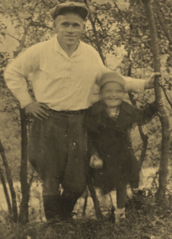 Дедушка со своей дочерью Тамарой до войны. Полоцк (год неизвестен)