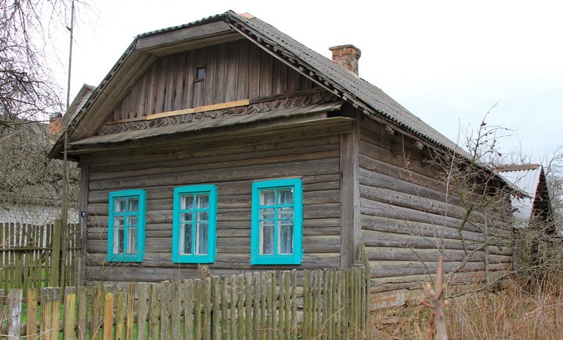 Дом брата дедушки - Павла, куда его семья приехала в начале войны и где они поначалу все жили. Фото 2016 г.