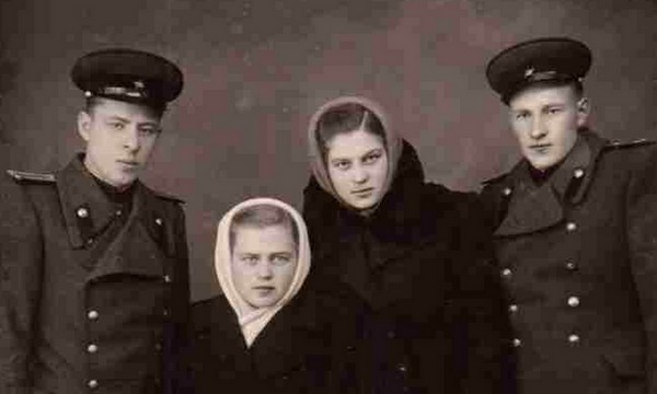 слева направо): Максаев Иван Кузьмич, его жена Максаева Екатерина Петровна